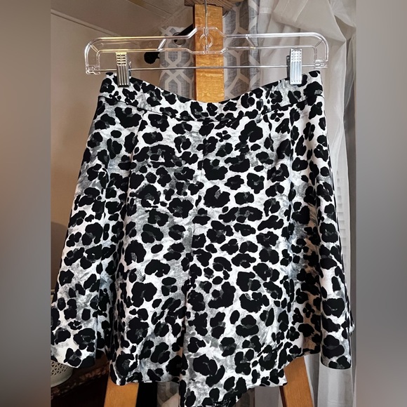 ZARA, Super Cute shorts looks like a skirt! Medium. - Picture 9 of 9